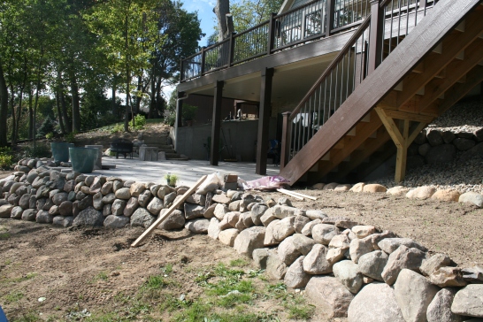 A long shot of the retaining wall.